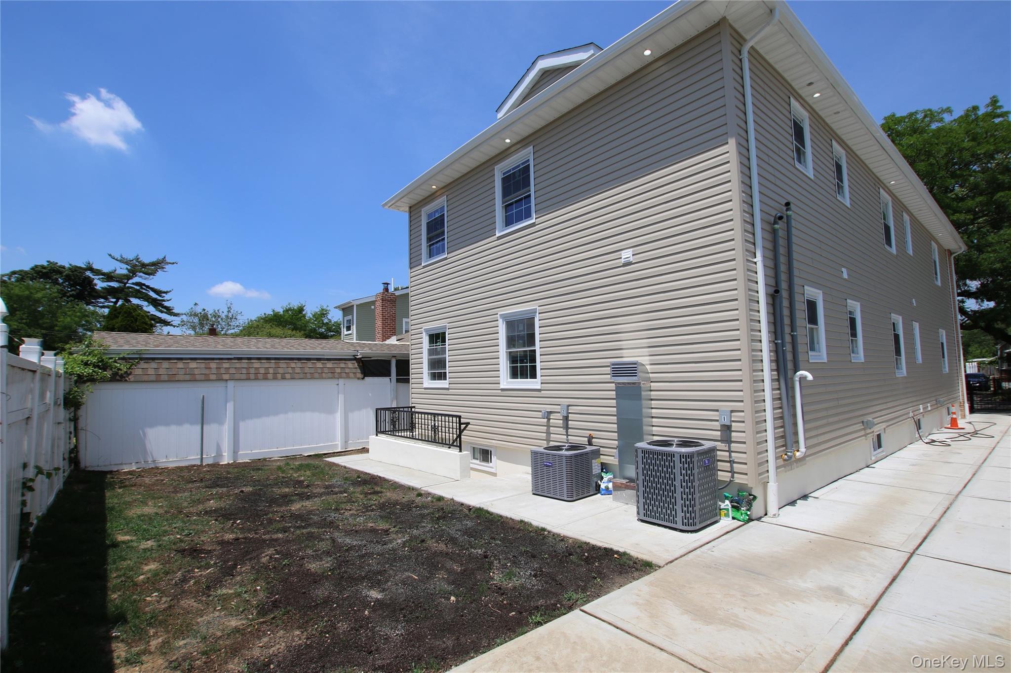 Single Family 145th Avenue Queens, NY 11413, MLS-1012366-4