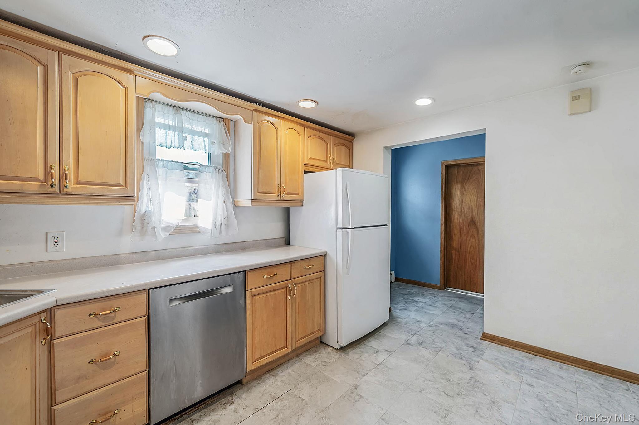 Single Family Outlook Avenue Suffolk County, NY 11704, MLS-1012701-8