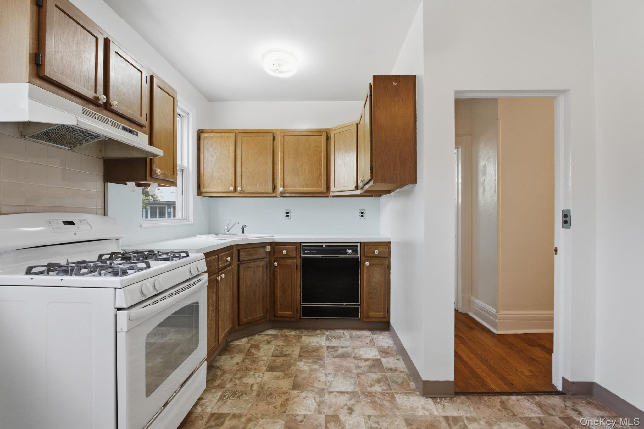 Single Family Vireo Avenue Bronx, NY 10470, MLS-1013495-22