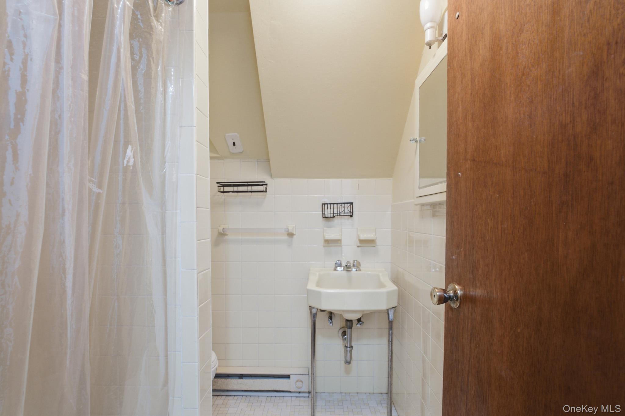 Single Family Vireo Avenue Bronx, NY 10470, MLS-1013495-36