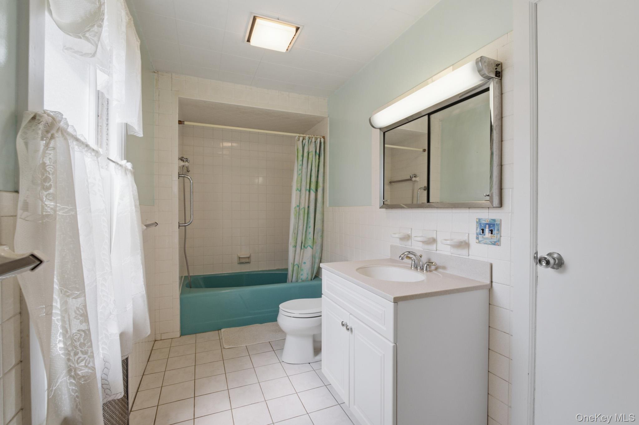 Single Family Vireo Avenue Bronx, NY 10470, MLS-1013495-9
