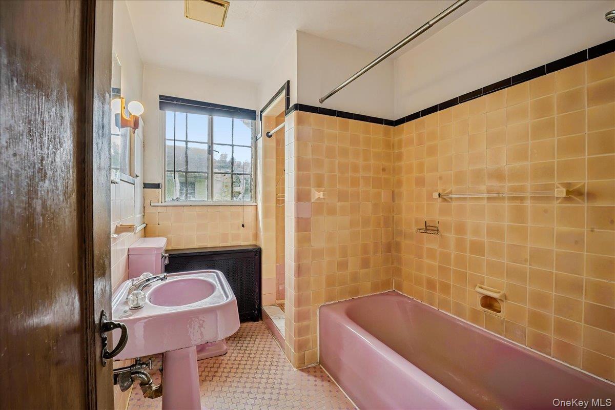 Single Family Pinecrest Parkway Westchester County, NY 10706, MLS-1013607-18