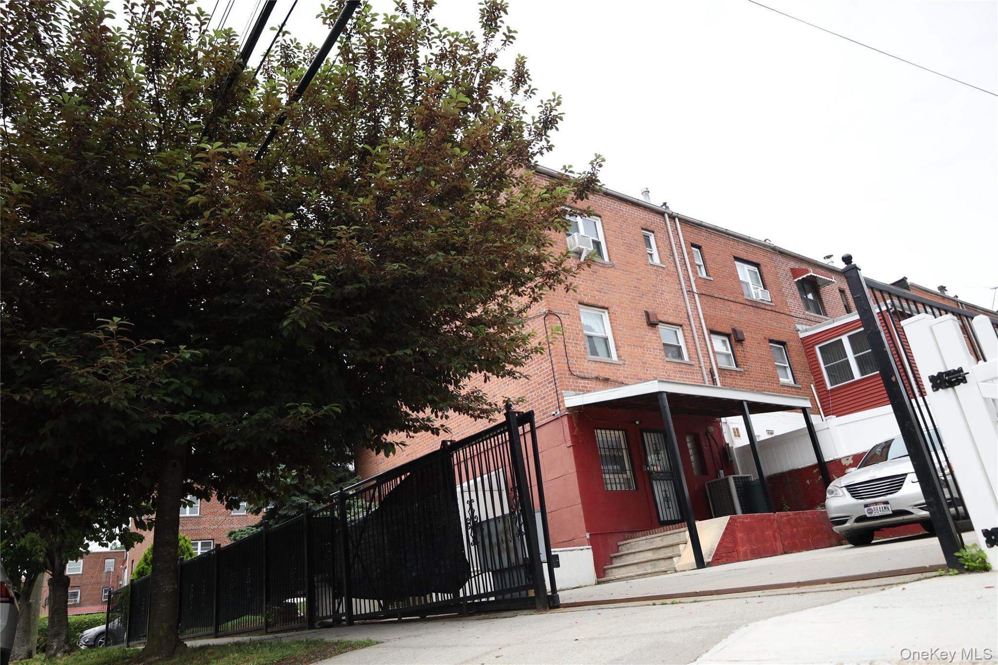 Single Family Wickham Avenue Bronx, NY 10469, MLS-1013787-2