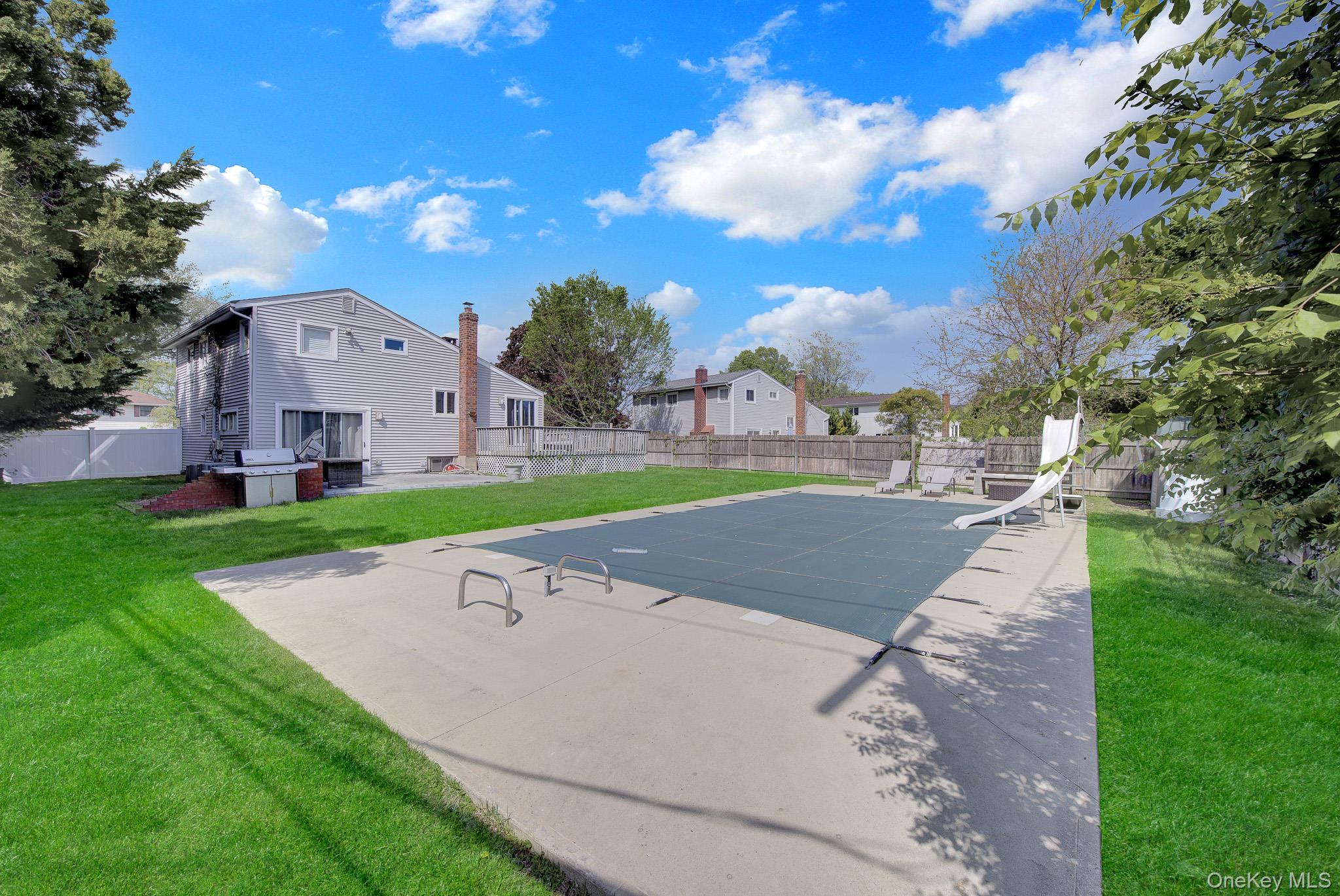 Single Family Seneca Drive  Suffolk County, NY 11725, MLS-1013938-13