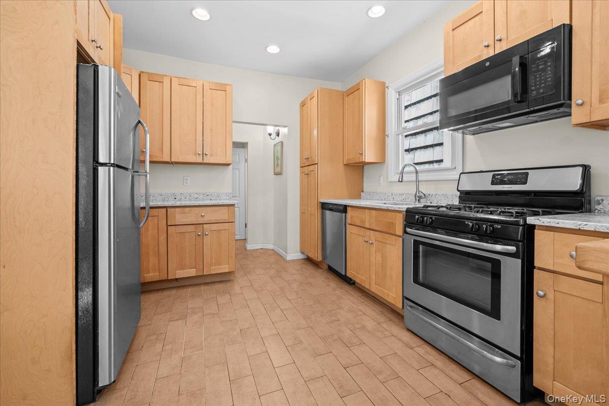 Single Family Mosholu Avenue Bronx, NY 10471, MLS-1014897-10