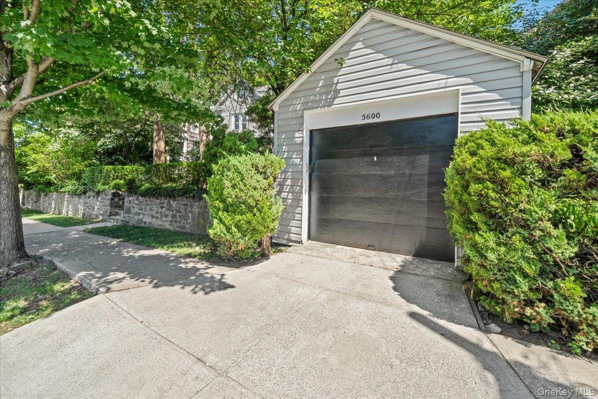 Single Family Mosholu Avenue Bronx, NY 10471, MLS-1014897-25