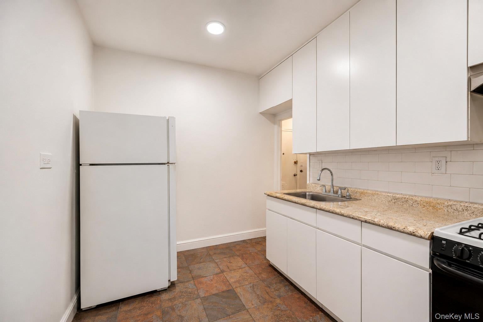 Single Family E 242nd Street Bronx, NY 10470, MLS-1015109-17