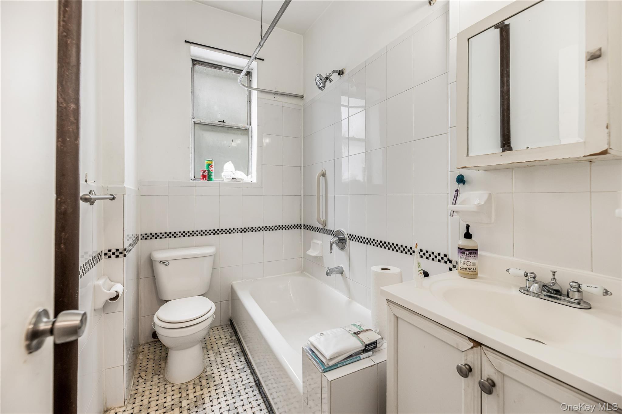 Single Family E 242nd Street Bronx, NY 10470, MLS-1015109-18