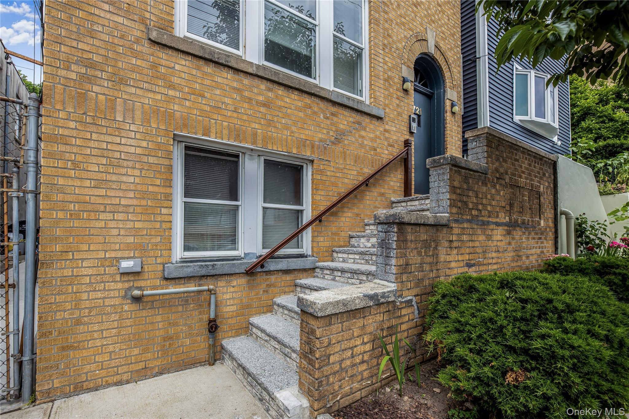 Single Family E 242nd Street Bronx, NY 10470, MLS-1015109-2