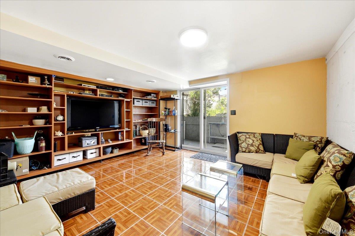 Single Family Giegerich Bronx, NY 10465, MLS-1015562-21