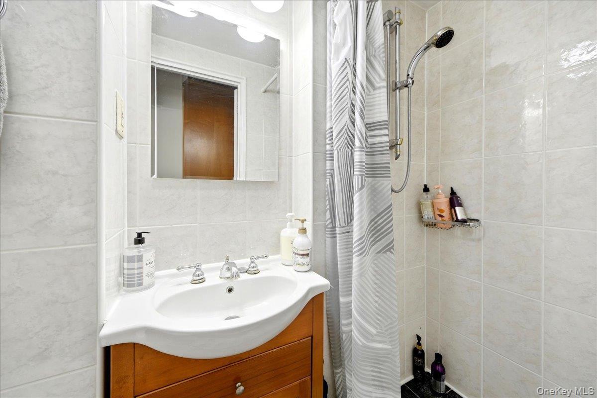 Single Family Giegerich Bronx, NY 10465, MLS-1015562-8