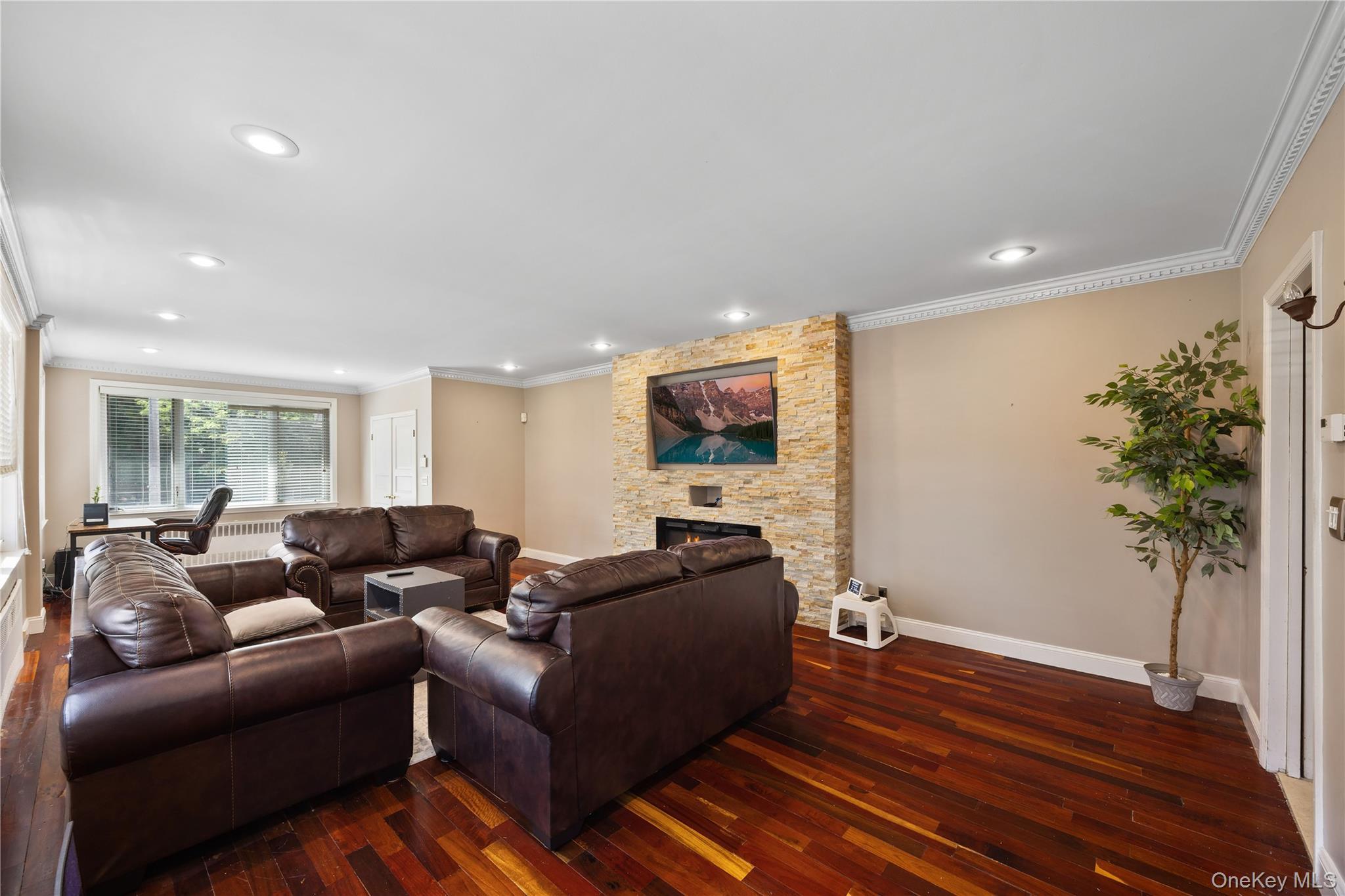 Single Family Williamsbridge Road Bronx, NY 10469, MLS-1015976-10