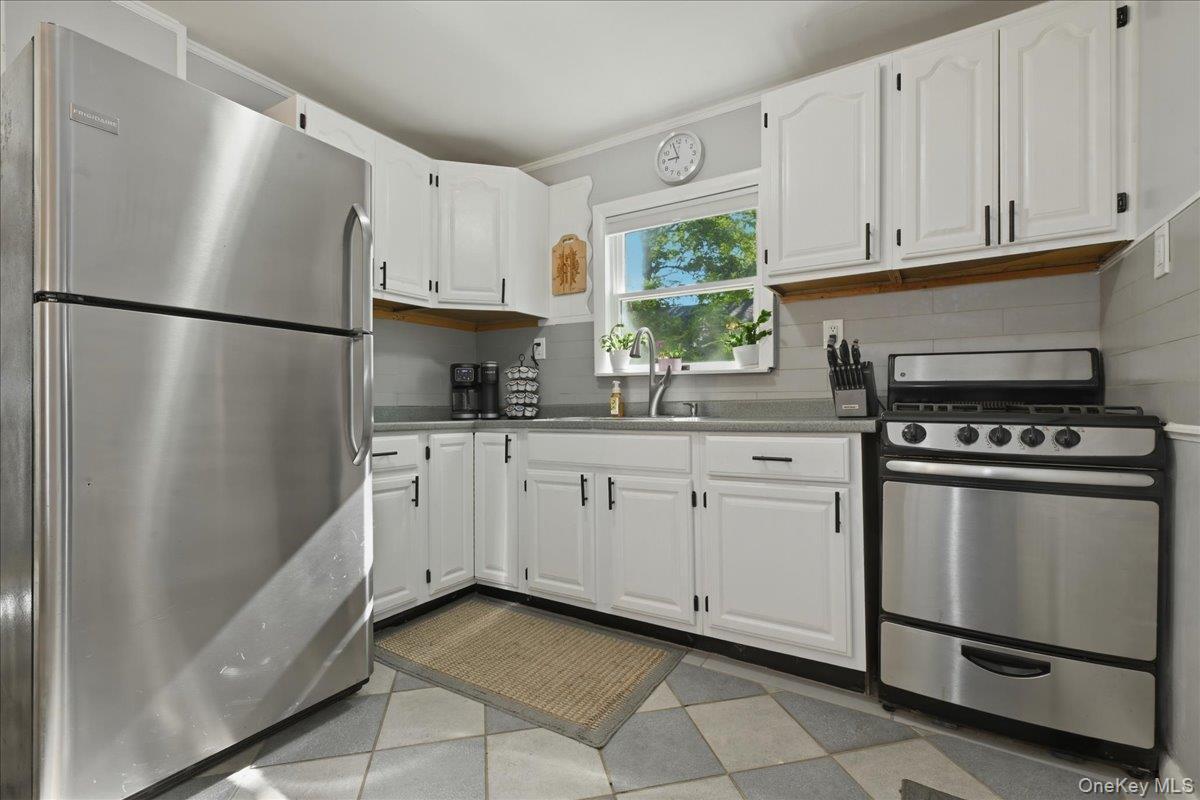 Single Family Thorne Street Suffolk County, NY 11779, MLS-1016062-13