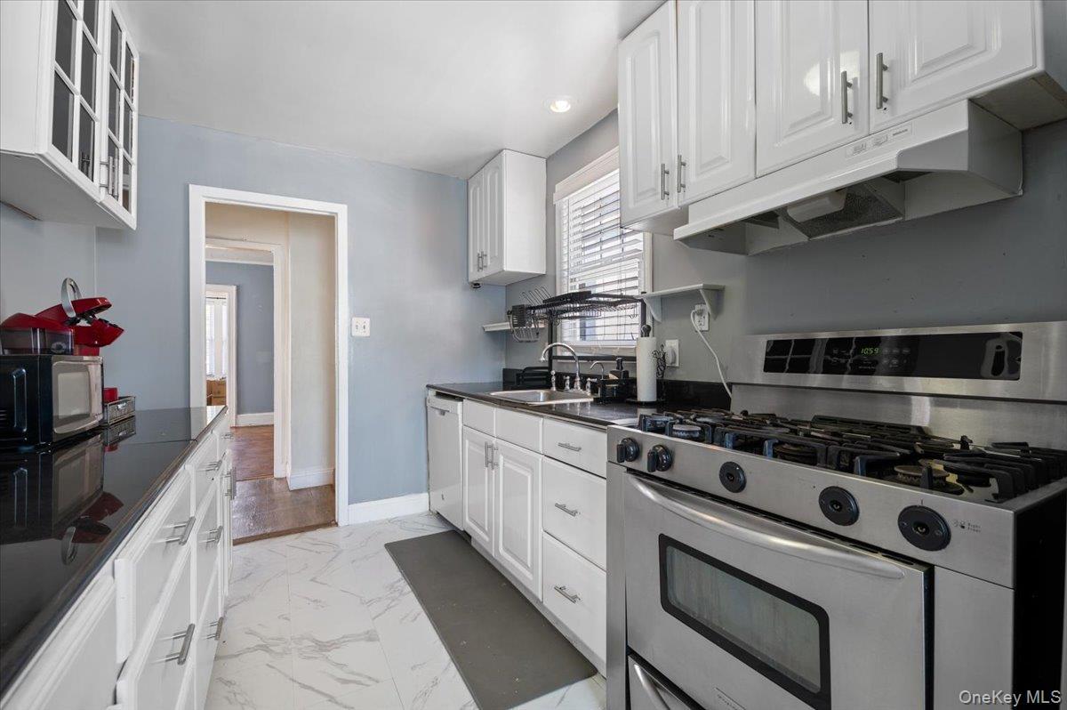 Single Family Commonwealth Boulevard Queens, NY 11426, MLS-1016455-8