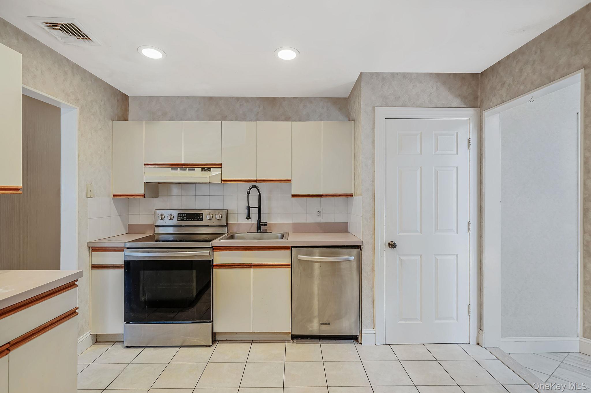 Single Family Edwin Avenue Suffolk County, NY 11772, MLS-1016610-8
