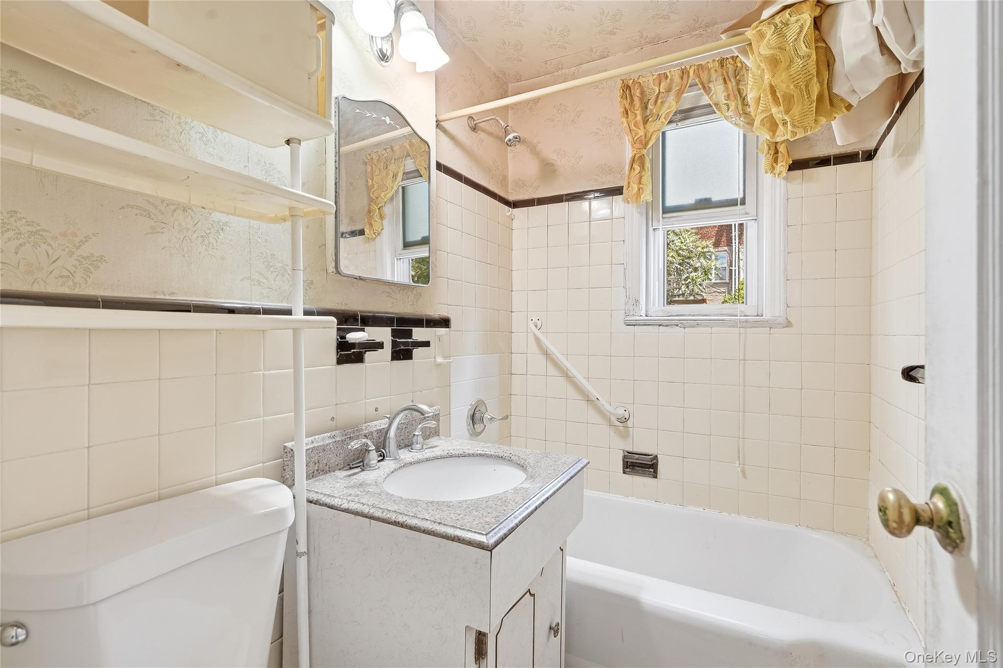 Single Family Murdock Avenue Bronx, NY 10466, MLS-1016641-21
