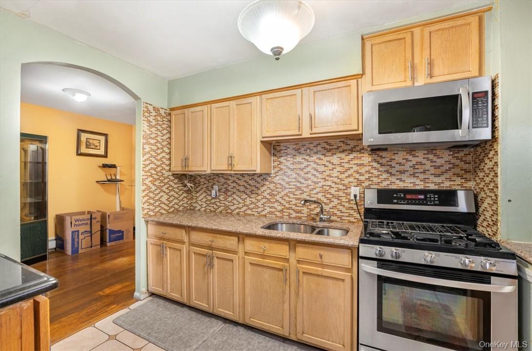 Single Family Baychester Avenue Bronx, NY 10466, MLS-1016827-14