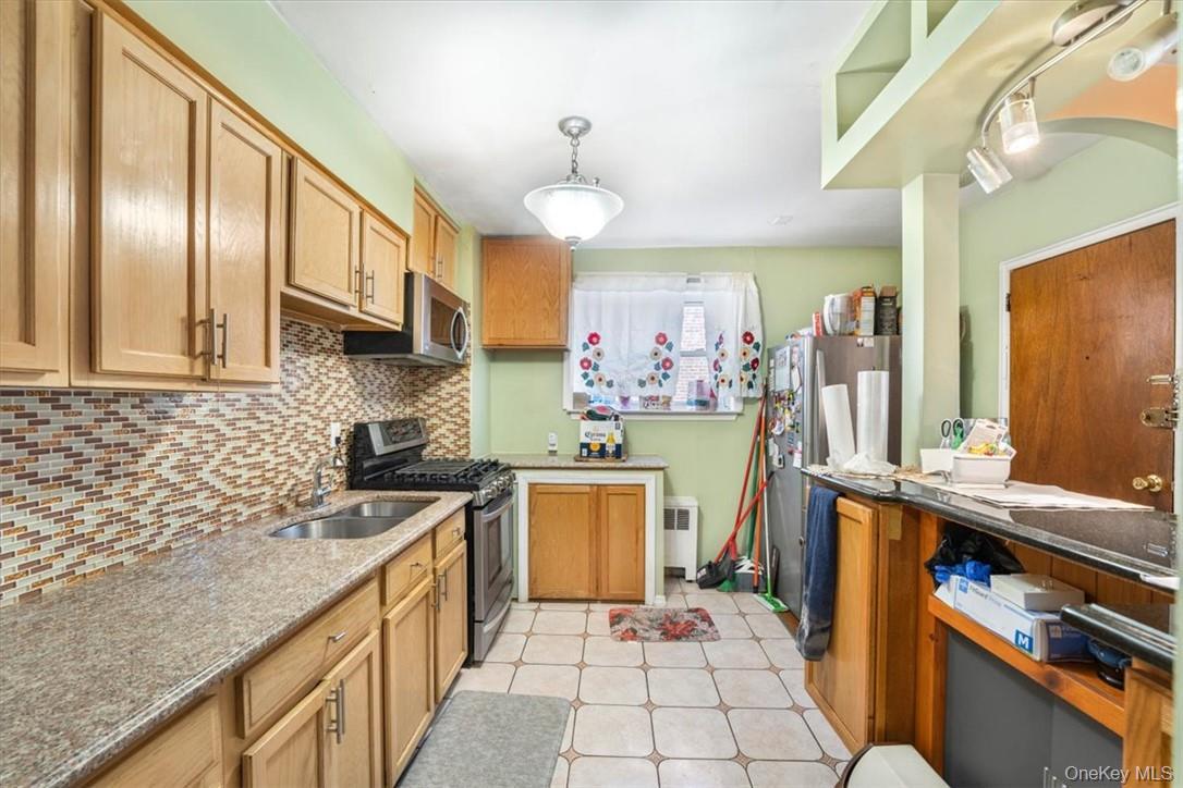 Single Family Baychester Avenue Bronx, NY 10466, MLS-1016827-16