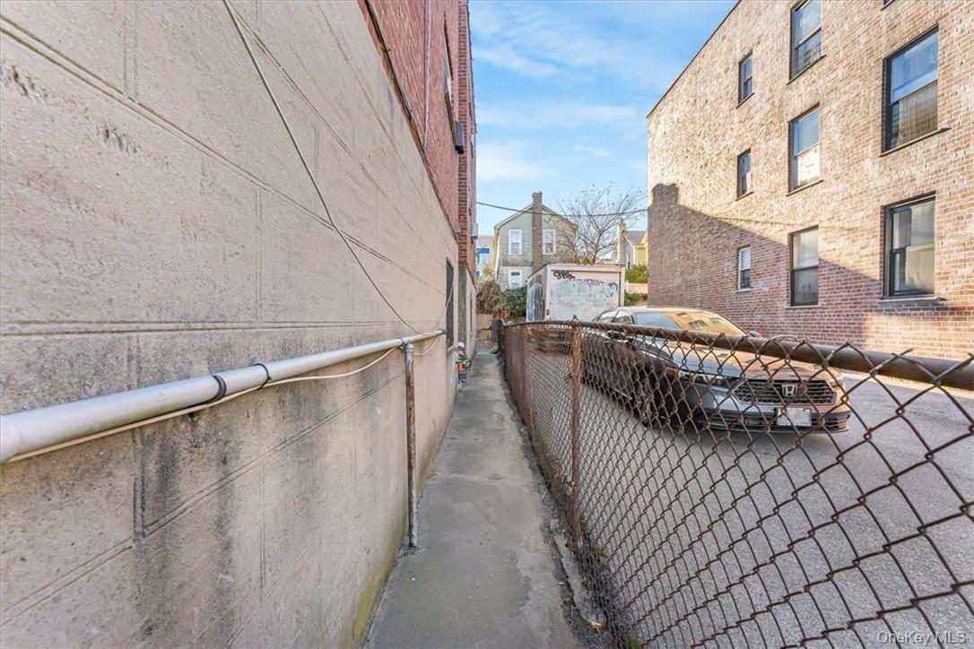 Single Family Baychester Avenue Bronx, NY 10466, MLS-1016827-19