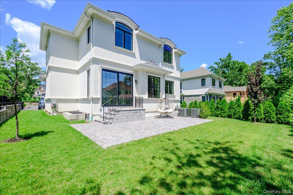 Single Family Greenway Terrace  Nassau County, NY 11024, MLS-1016830-32