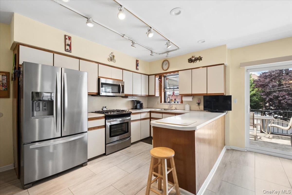 Single Family Rhinelander Avenue Bronx, NY 10461, MLS-1017099-10