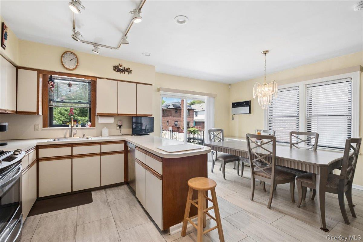 Single Family Rhinelander Avenue Bronx, NY 10461, MLS-1017099-11