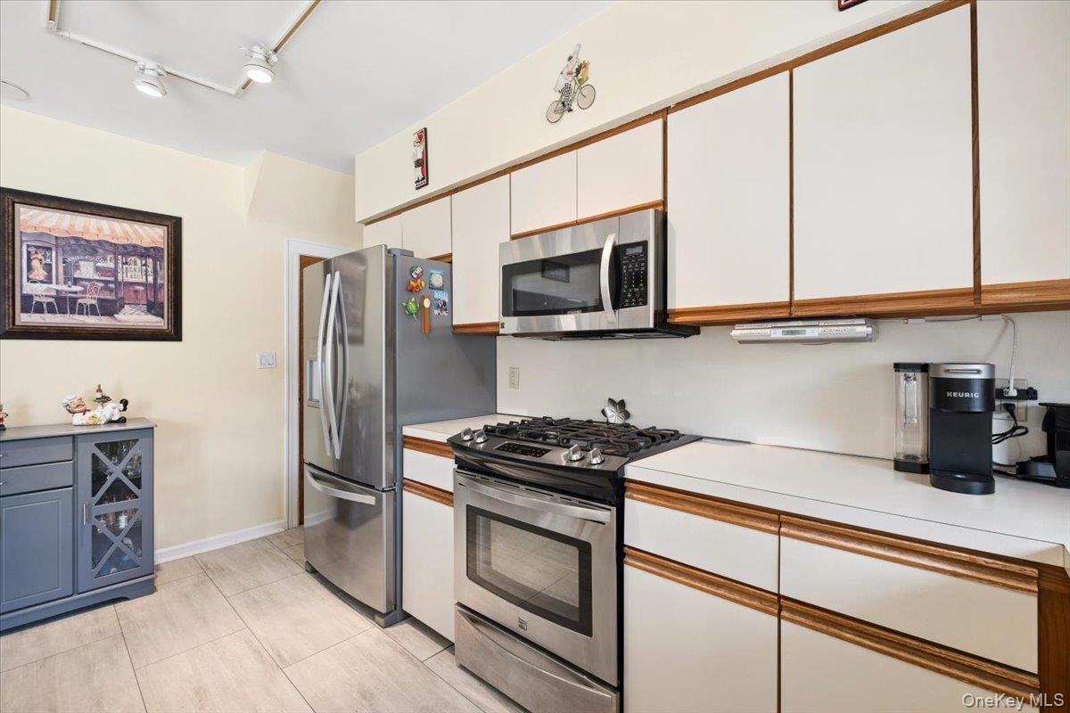 Single Family Rhinelander Avenue Bronx, NY 10461, MLS-1017099-12