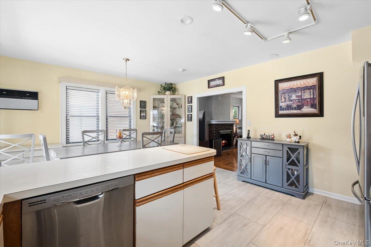 Single Family Rhinelander Avenue Bronx, NY 10461, MLS-1017099-13