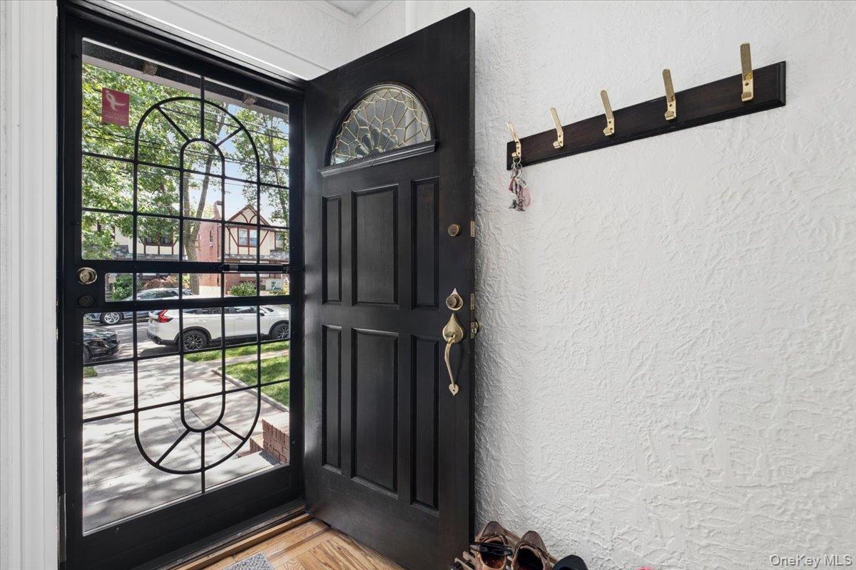 Single Family Rhinelander Avenue Bronx, NY 10461, MLS-1017099-2