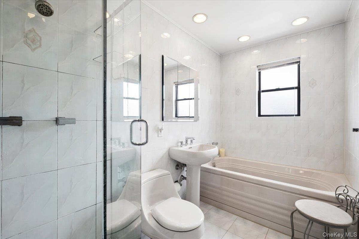 Single Family Rhinelander Avenue Bronx, NY 10461, MLS-1017099-22