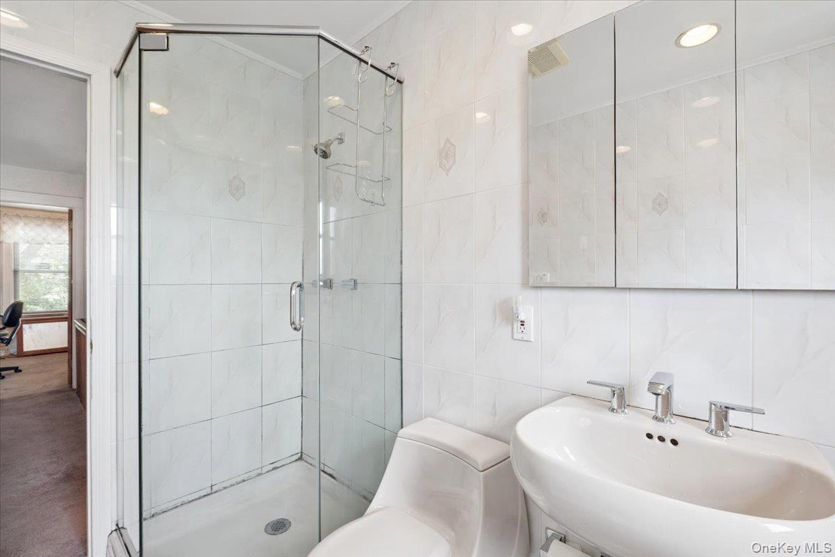 Single Family Rhinelander Avenue Bronx, NY 10461, MLS-1017099-23