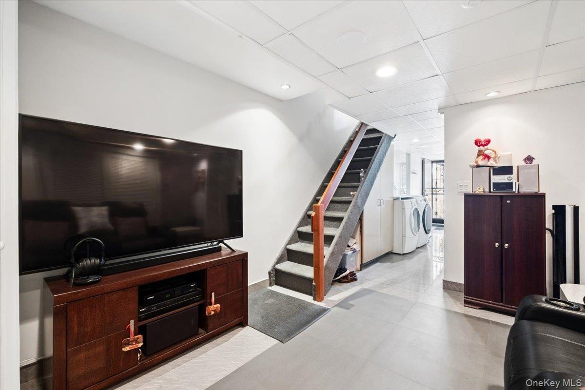 Single Family Rhinelander Avenue Bronx, NY 10461, MLS-1017099-25