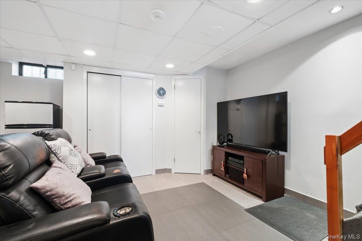 Single Family Rhinelander Avenue Bronx, NY 10461, MLS-1017099-27