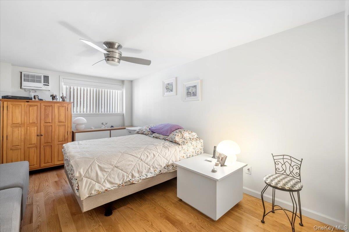 Single Family Rhinelander Avenue Bronx, NY 10461, MLS-1017099-28