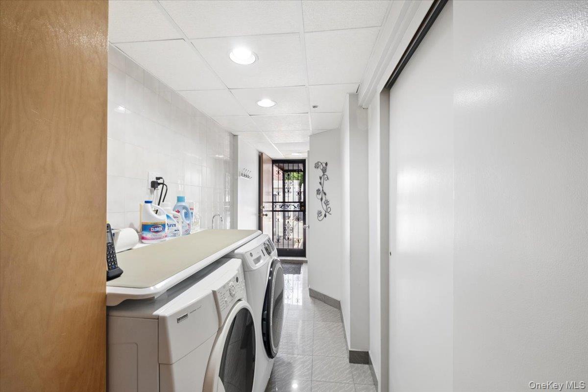 Single Family Rhinelander Avenue Bronx, NY 10461, MLS-1017099-32