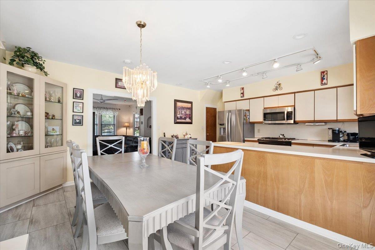 Single Family Rhinelander Avenue Bronx, NY 10461, MLS-1017099-7