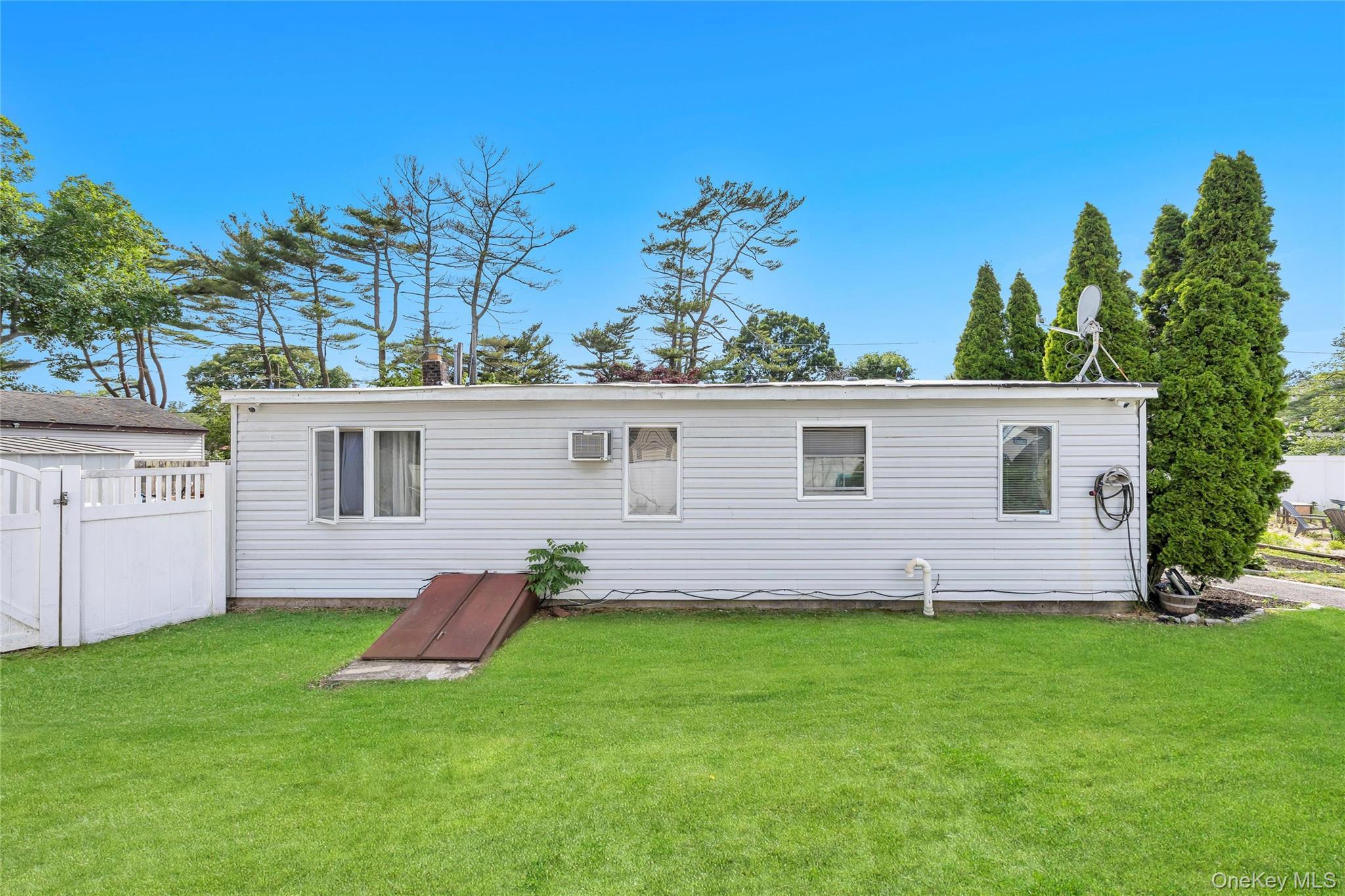 Single Family Dahlia Drive Suffolk County, NY 11951, MLS-1017368-33