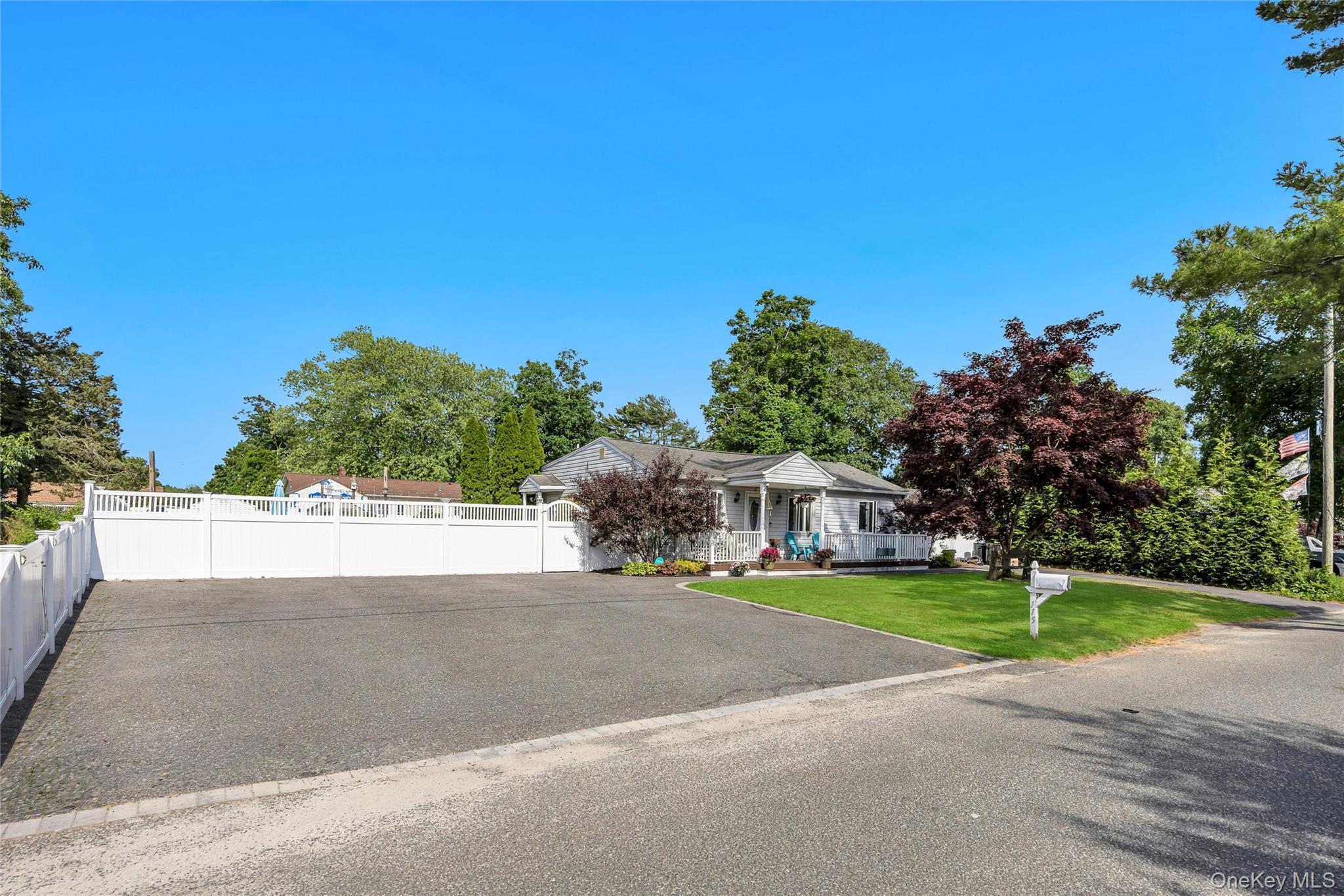 Single Family Dahlia Drive  Suffolk County, NY 11951, MLS-1017368-40
