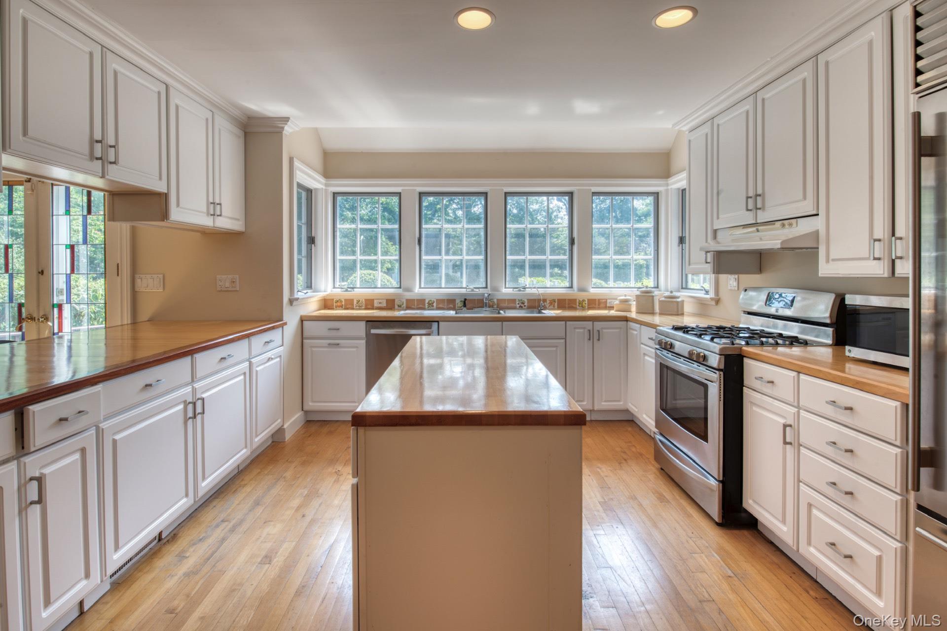 Single Family Palmer Terrace  Suffolk County, NY 11963, MLS-1017424-10