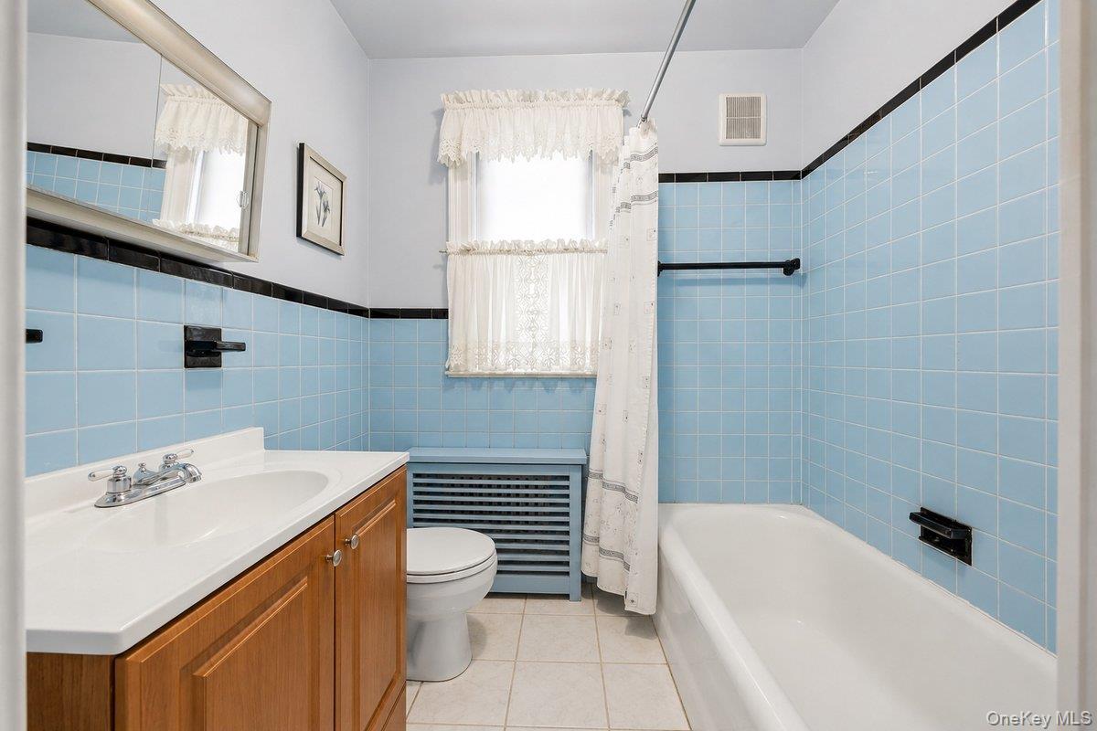 Single Family E 238th Street Bronx, NY 10470, MLS-1017907-21
