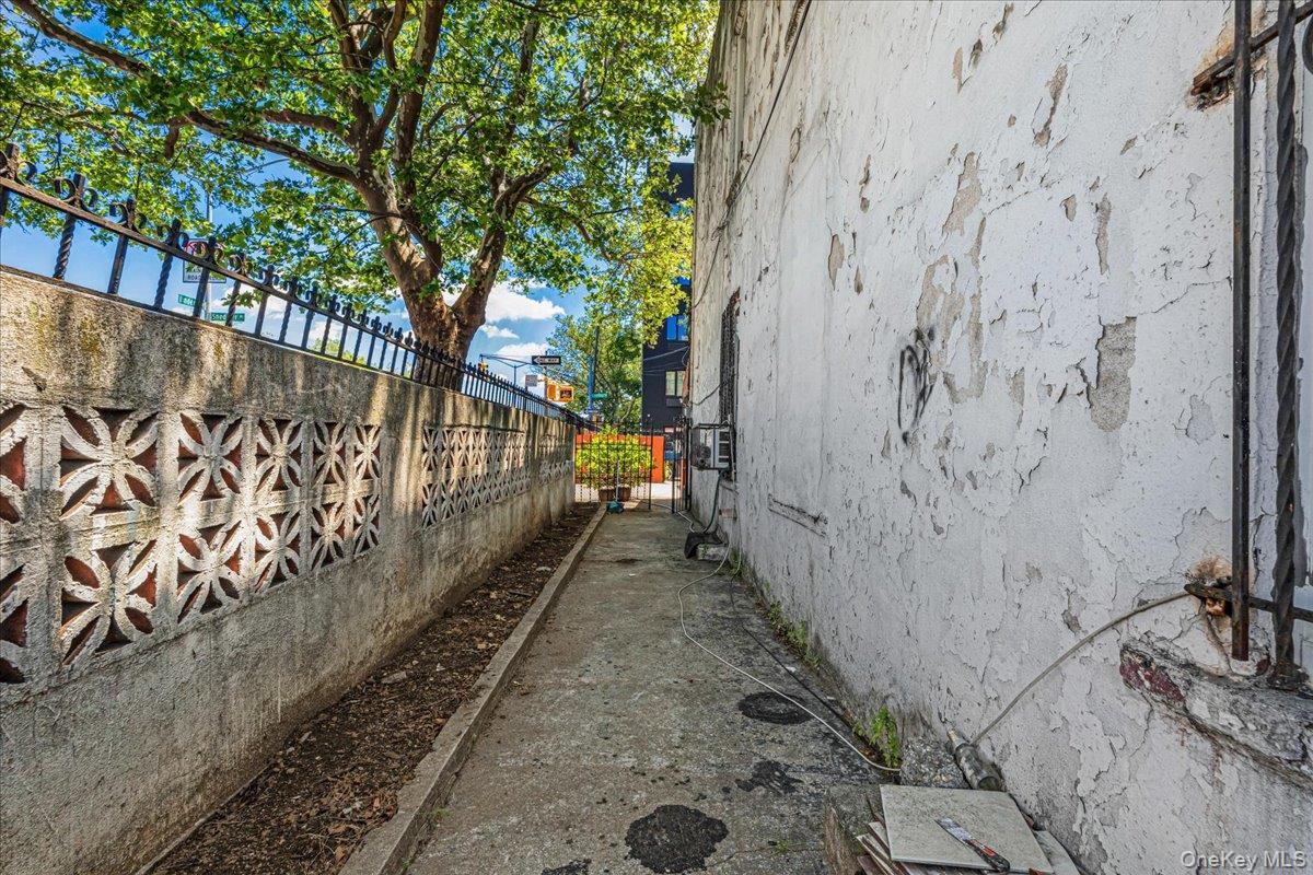 Single Family Snediker Avenue  Brooklyn, NY 11207, MLS-1018117-31