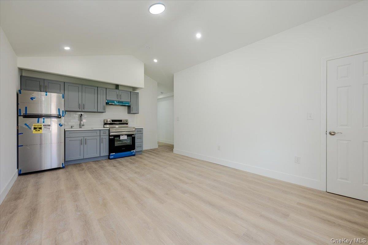 Single Family Young Avenue Bronx, NY 10469, MLS-1018189-15