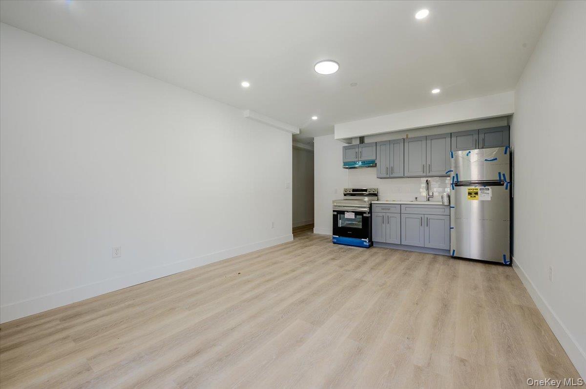 Single Family Young Avenue Bronx, NY 10469, MLS-1018189-4