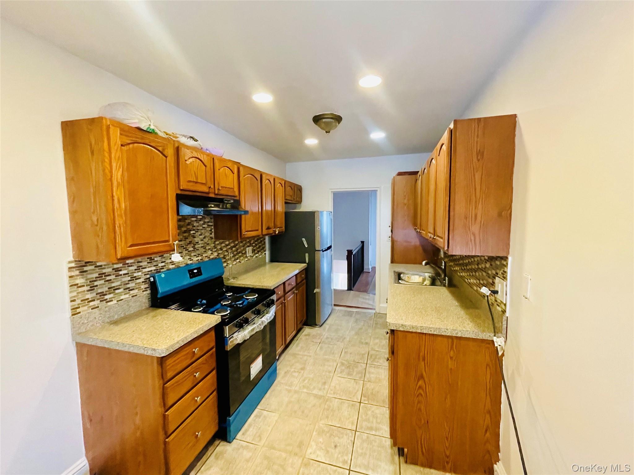 Single Family Gunther Avenue Bronx, NY 10469, MLS-1018213-6