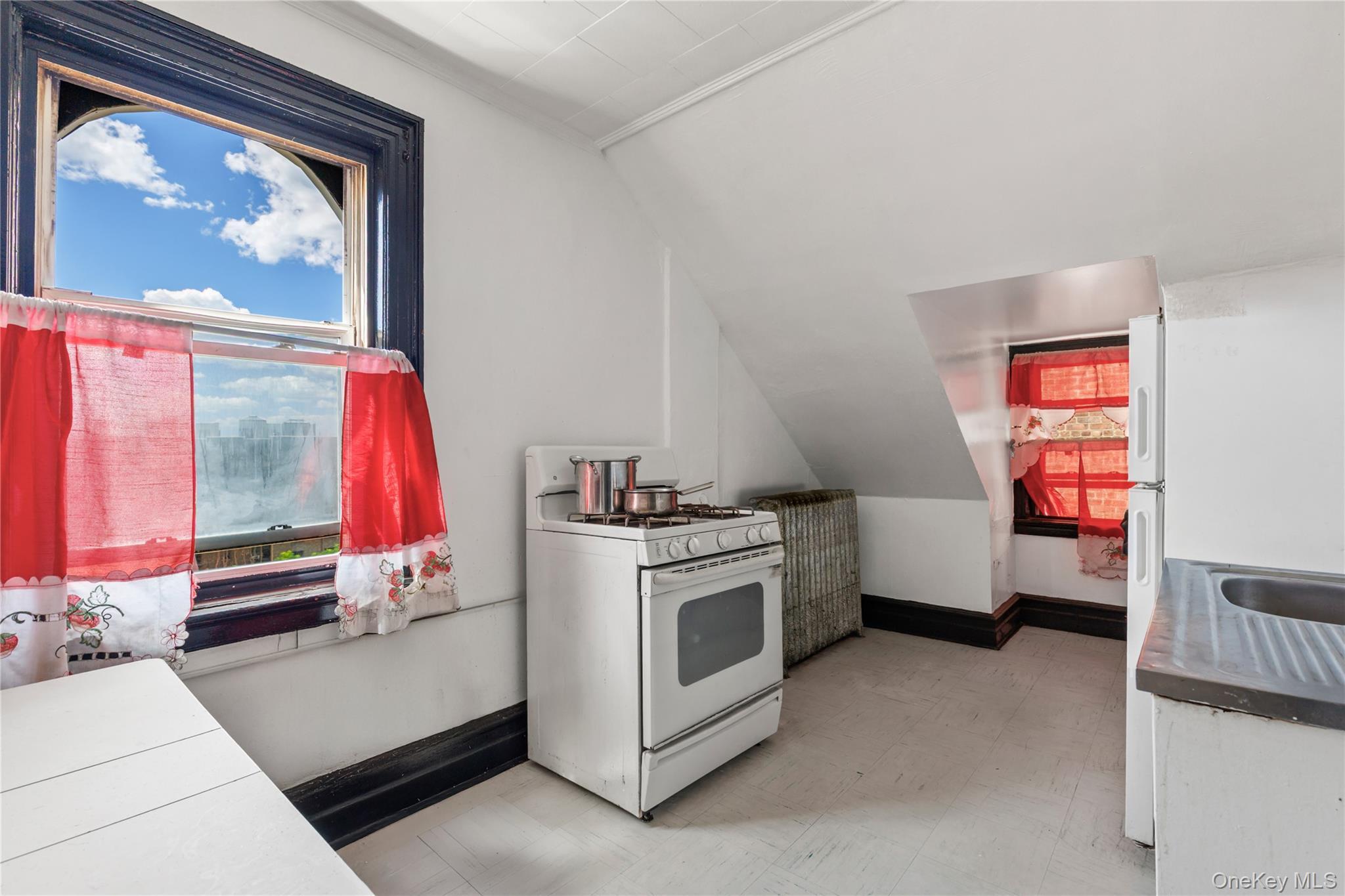 Single Family Loring Pl Bronx, NY 19468, MLS-1018358-13