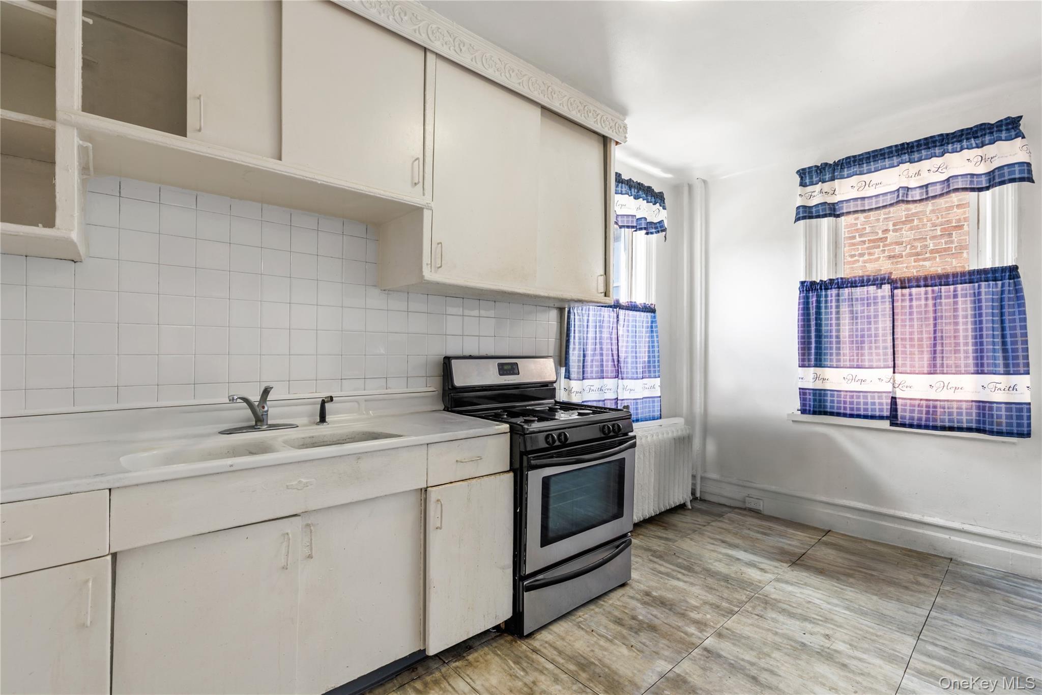 Single Family Loring Pl Bronx, NY 19468, MLS-1018358-17
