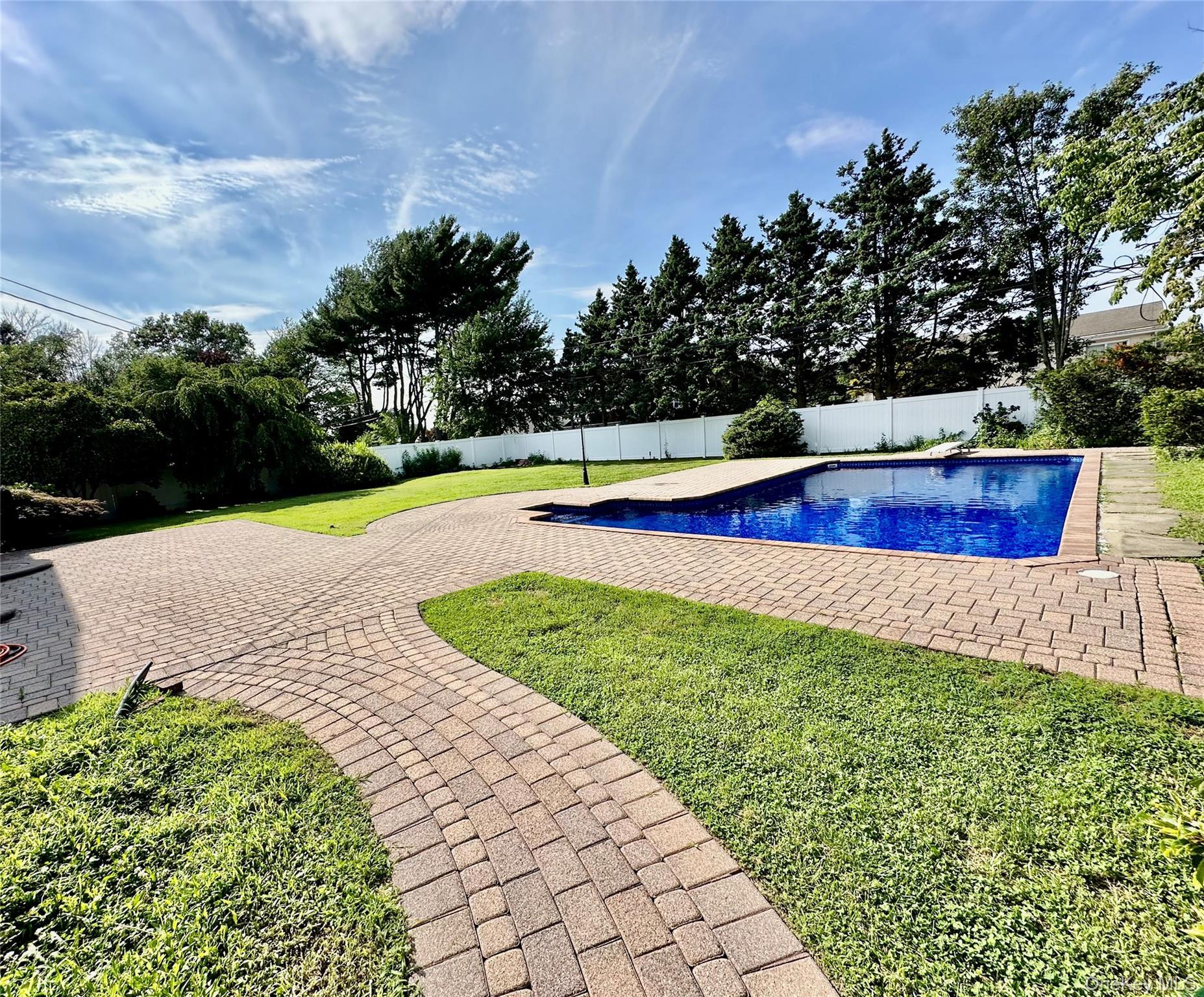 Single Family Malvern Lane  Suffolk County, NY 11790, MLS-1018620-24
