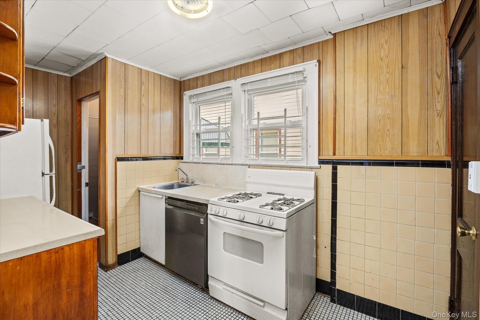 Single Family 215th Street Queens, NY 11427, MLS-1018703-11