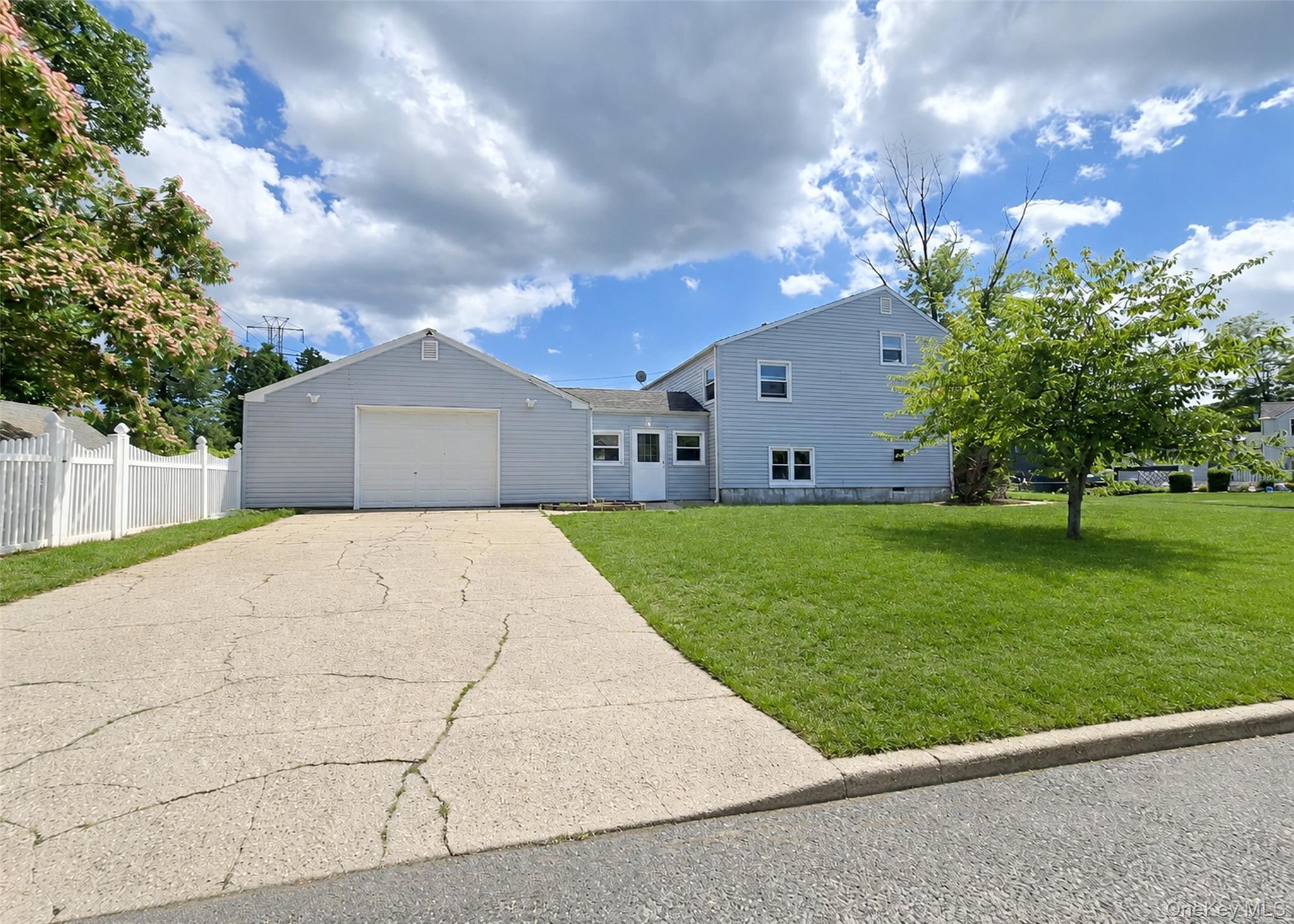 Single Family Eastwood Boulevard Suffolk County, NY 11720, MLS-1018799-23