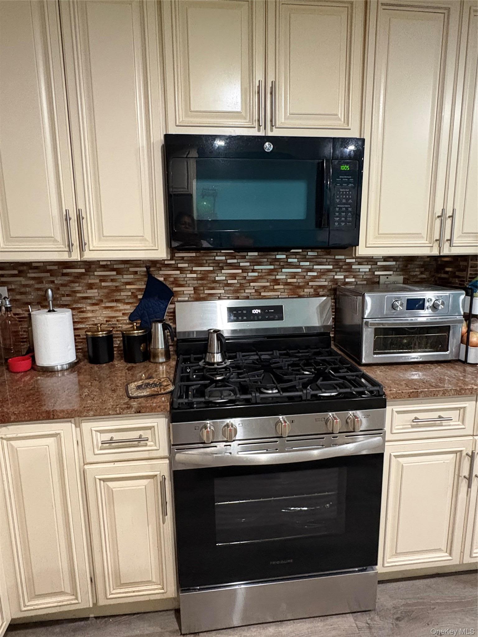 Single Family Graff Avenue Bronx, NY 10465, MLS-1018837-16